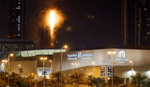 Un drone iranien touche un immeuble à Manama, capitale de l’État de Bahreïn, le 28 février 2026. © REUTERS